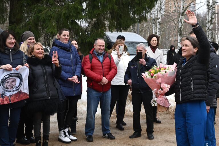 Космонавт Роскосмоса Анна Кикина во время встречи в Звездном городке