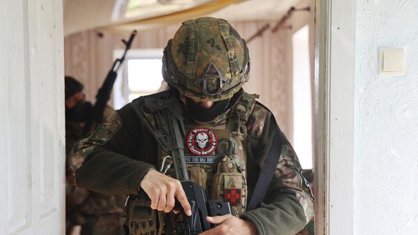 Бойцы ЧВК Вагнер осматривают дом в частном секторе освобожденной части Артемовска