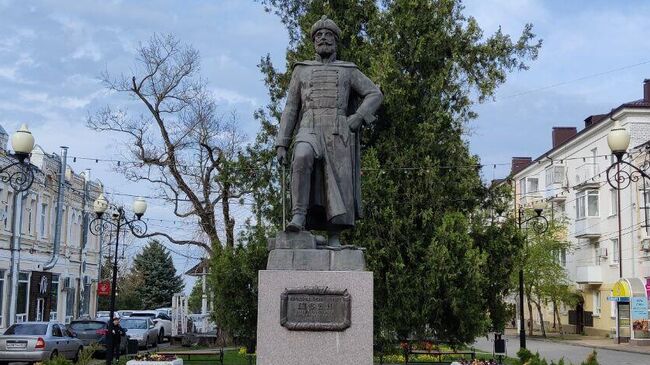 Памятник первому русскому генералиссимусу Алексею Шеину в Азове