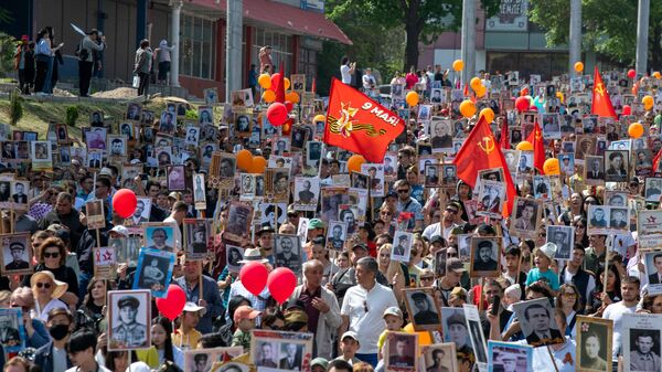 Участники акции Бессмертный полк в Бишкеке