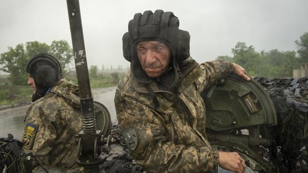 Украинские солдаты на танке под Артемовском