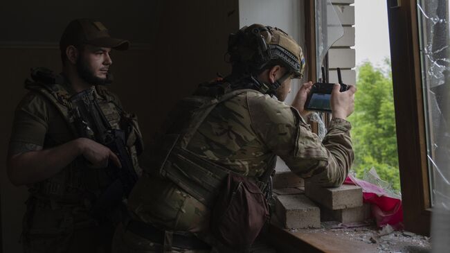 Украинские солдаты запускают дрон в пригороде Донецка