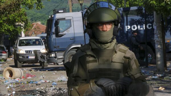 Полиция и солдаты KFOR в Косово