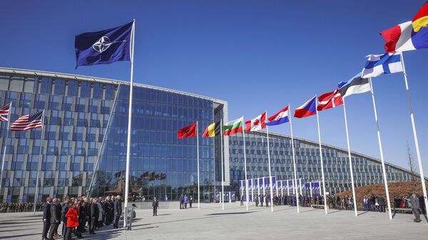 Флаги стран — участниц НАТО у штаб-квартиры организации в Брюсселе