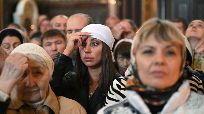 Верующие на патриаршем служении по случаю принесения иконы Святой Троицы в храм Христа Спасителя в Москве