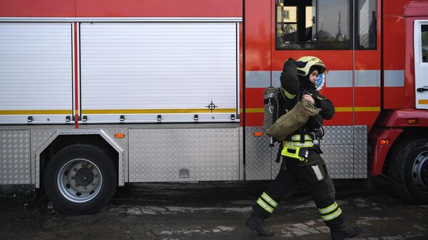 Сотрудник противопожарной службы МЧС России на месте пожара