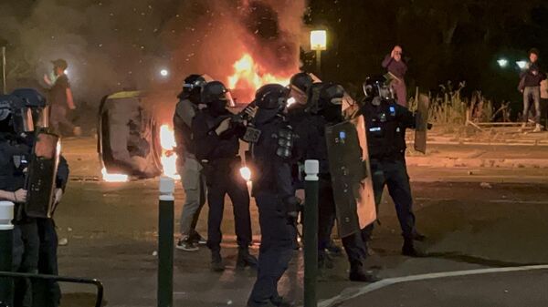 Сотрудники полиции во время беспорядков во французском Нантере