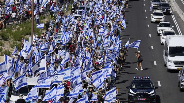 Демонстранты во время марша протеста против судебной реформы из Тель-Авива в Иерусалим