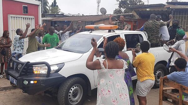Местные жители аплодируют сотрудникам сил безопасности в Либревиле, Габон