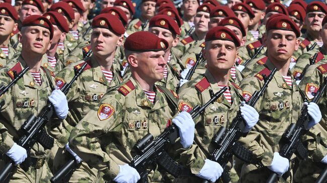 Парадный расчет войск национальной гвардии РФ на военном параде