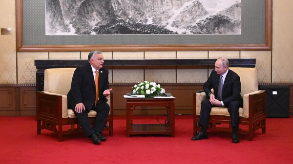 Президент РФ Владимир Путин и премьер-министр Венгрии Виктор Орбан (слева) во время встречи в Пекине