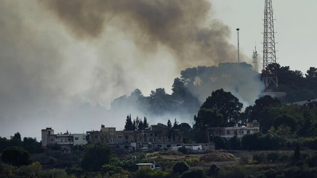Дым над позицией израильской армии, которую атаковали боевики