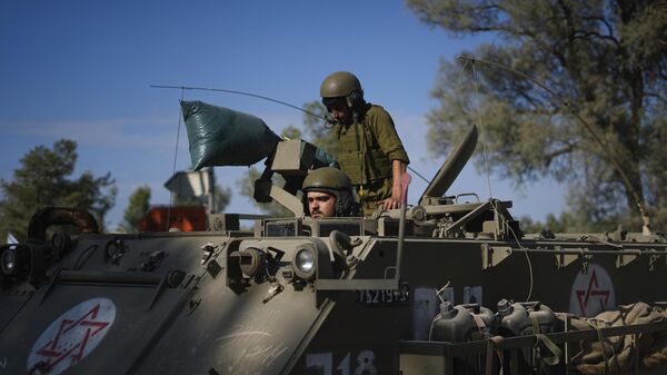 Израильские солдаты недалеко от границы с сектором Газа