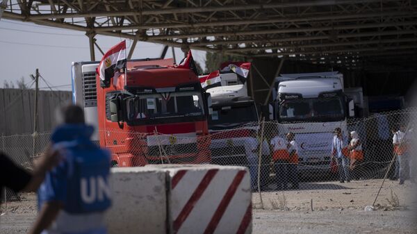 Грузовики с гуманитарной помощью на египетской стороне границы с сектором Газа в Рафахе
