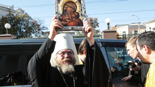 Глава Крымской митрополии, владыка Тихон во время прибытия в Александро-Невский кафедральный собор Симферополя