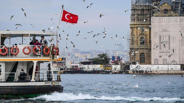 Отдыхающие на корабле в районе Кадыкей города Стамбул