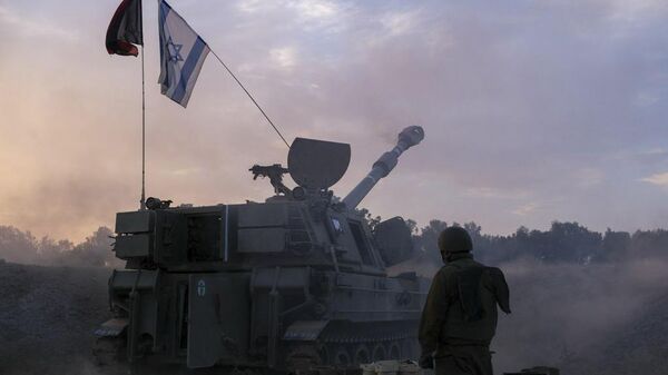 Израильский военный во время наземной операции в секторе Газа