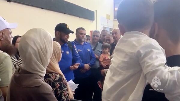 Специалисты МЧС России на КПП Рафах в Египте оказывают поддержку гражданам России после их эвакуации из сектора Газы