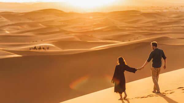 Туристы в пустыне в Омане 
