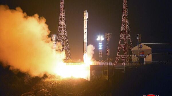 Запуск северокорейской ракеты-носителя с разведывательным спутником