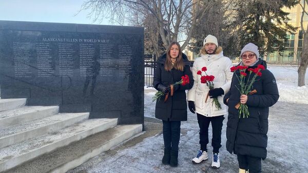 Российские дипломаты возлагают цветы на кладбище Эвергрин Вашелли