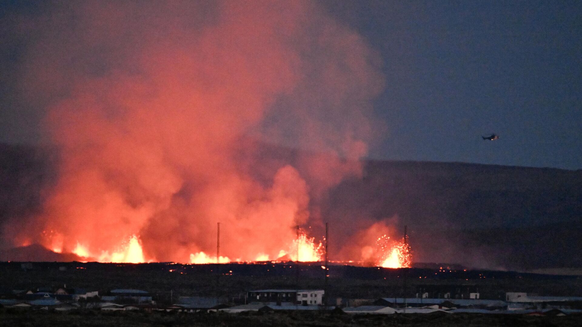 Извержения вулкана недалеко от исландского города Гриндавик - РИА Новости, 1920, 16.01.2024