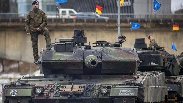 Немецкий военный на танке Leopard 2A6