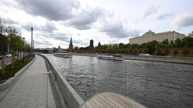 Софийская набережная в Москве