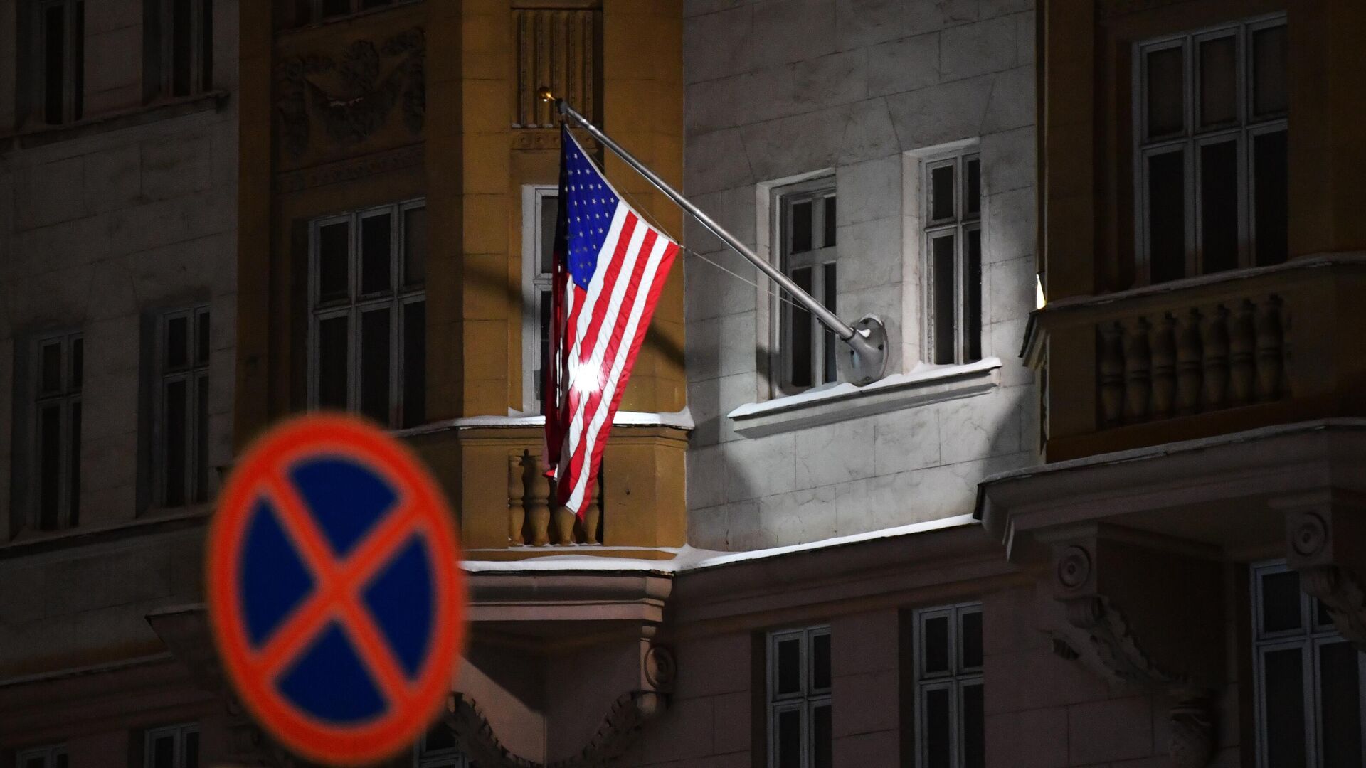 Флаг на здании посольства США в Москве - РИА Новости, 1920, 17.02.2024