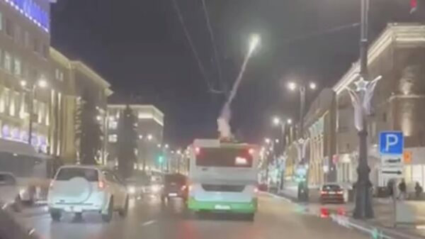 Двое молодых людей запускают фейерверки с крыши автобуса в Воронеже