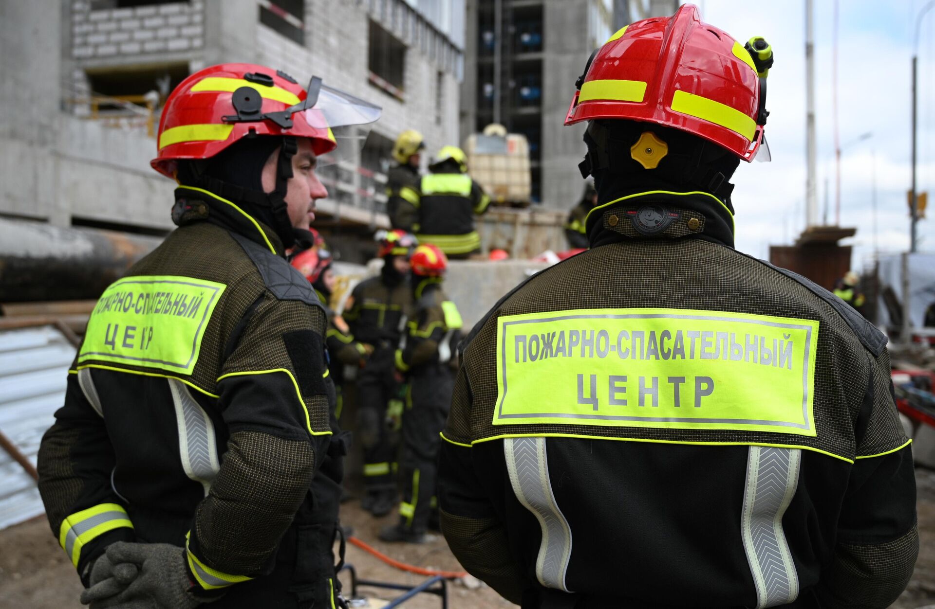 Сотрудники пожарно-спасательного центра во время плановых пожарно-тактических учений по ликвидации возгорания в высотном здании в Москве - РИА Новости, 1920, 01.02.2024