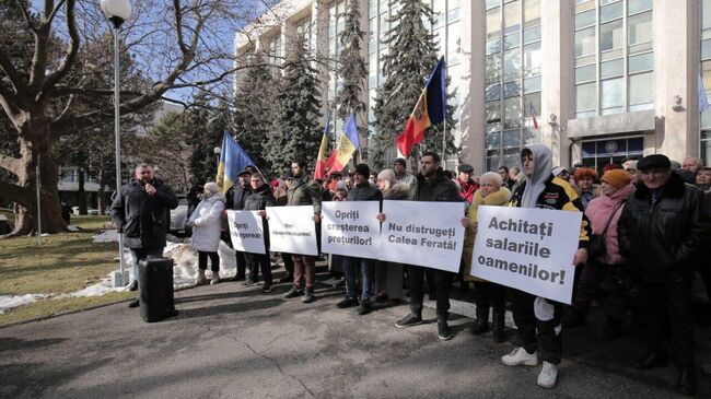 Протест депутатов и сторонников Блока коммунистов и социалистов перед зданием правительства Молдовы. 2 февраля 2024