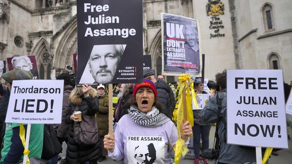 Акция в поддержку основателя WikiLeaks Джулиана Ассанжа перед зданием Высокого суда в Лондоне. Архивное фото
