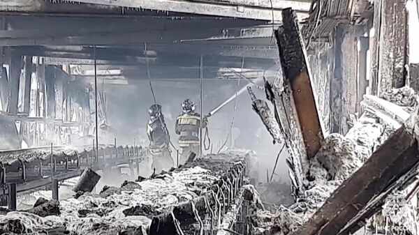 Пожарные во время тушения пожара на Шагонарской ТЭЦ в Туве