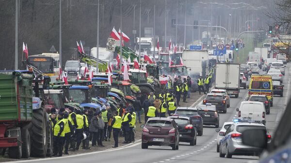 Польские фермеры блокируют дорогу тракторами во время акции протеста. Архивное фото