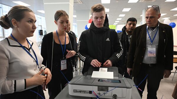 Иностранные наблюдатели на одном из избирательных участков в Новосибирске во время выборов президента России