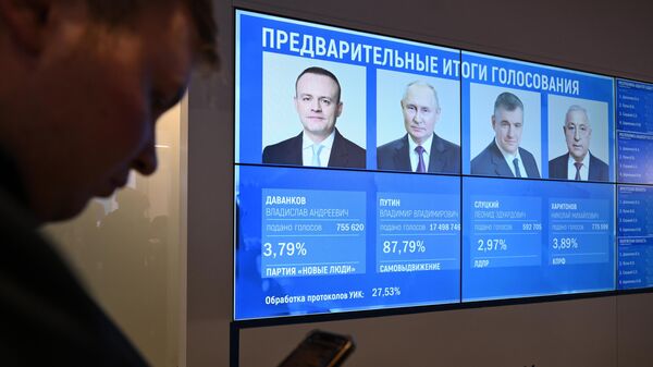 Экраны в Информационном центре Центральной избирательной комиссии РФ с предварительными итогами голосования на выборах президента РФ