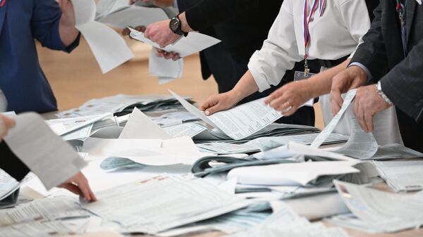 Члены участковой избирательной комиссии подсчитывают голоса