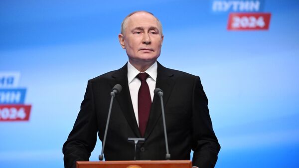 Кандидат в президенты РФ, действующий президент РФ Владимир Путин выступает перед журналистами в своем избирательном штабе