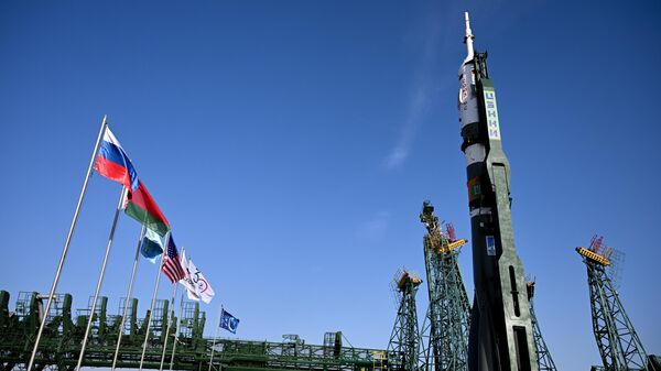 Установка ракеты-носителя Союз-2.1а с кораблем Союз МС-25 на стартовый комплекс космодрома Байконур. 18 марта 2024