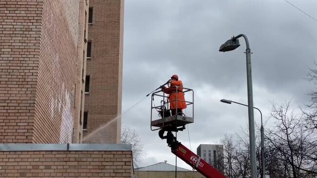 Городские службы Москвы повсеместно убирают дворы и фасады зданий