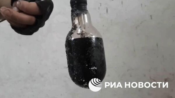  Кадр видеозаписи с неразорвавшейся стеклянной колбой с химическим веществом, которое ВСУ применили на Артемовском направлении в ДНР
