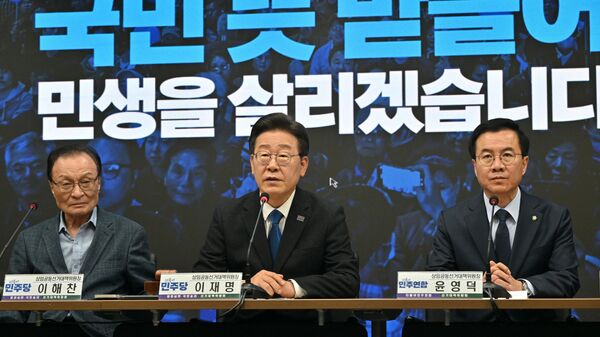 Лидер Демократической партии Тобуро Южной Кореи Ли Джэ Мён (в центре) во время церемонии роспуска избирательного лагеря после парламентских выборов в штаб-квартире в Сеуле