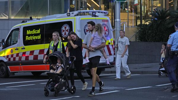 Эвакуация посетителей торгового центра Westfield в Австралии, где несколько человек получили ножевые ранения