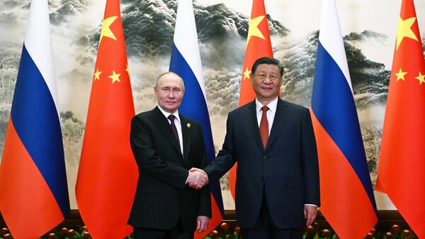 Президент России Владимир Путин и председатель КНР Си Цзиньпин во время встречи в Доме народных собраний в Пекине