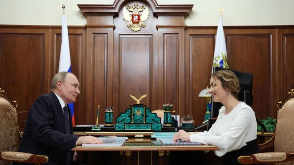 Президент России Владимир Путин и уполномоченный по правам ребенка Мария Львова-Белова во время встречи