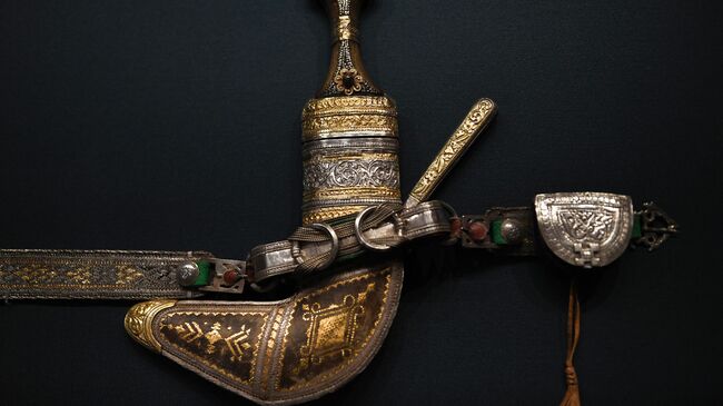 Кинжал типа сури на открытии выставки Серебряные сокровища Омана в Патриаршем дворце Московского кремля