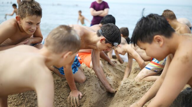 Дети на пляже в оздоровительном лагере