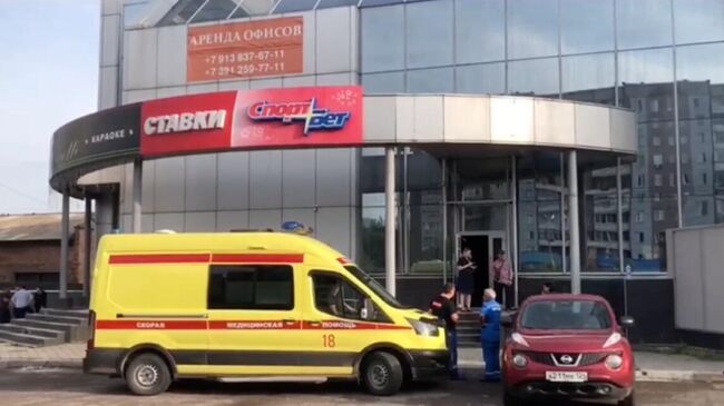 Место происшествия, где произошло обрушение потолка в торговом центре Атриум в Красноярске