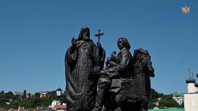  На Адмиралтейской площади Воронежа установили памятник святителю Митрофану. Кадр видео